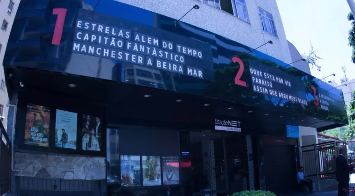 Funcionários esquecem a última sessão e clientes ficam presos em cinema no Rio