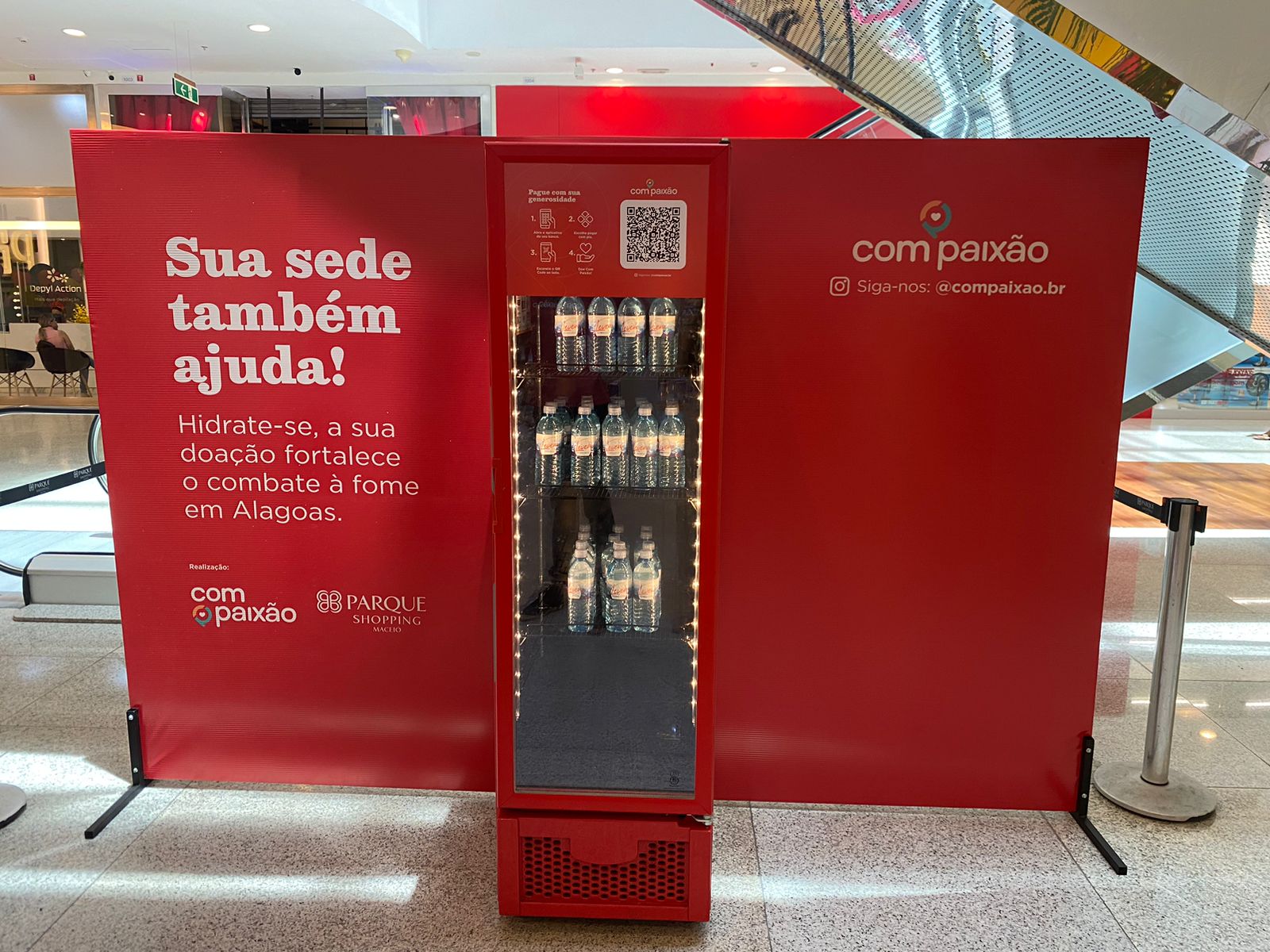 Parque Shopping Maceió incentiva bem-estar e solidariedade com geladeira instalada no mall
