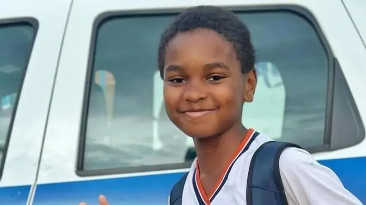 Menino que devolveu celular perdido para Polícia Militar ganha aparelho novo