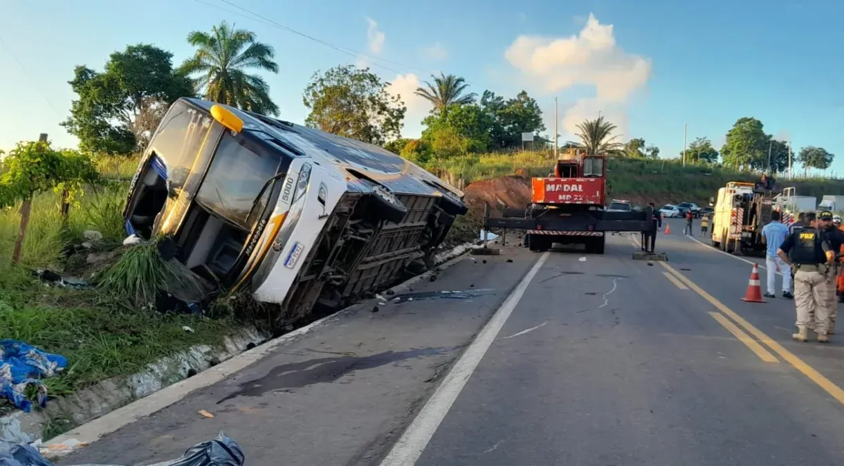 Nove pessoas morrem e 23 ficam feridas em acidente de ônibus na Bahia