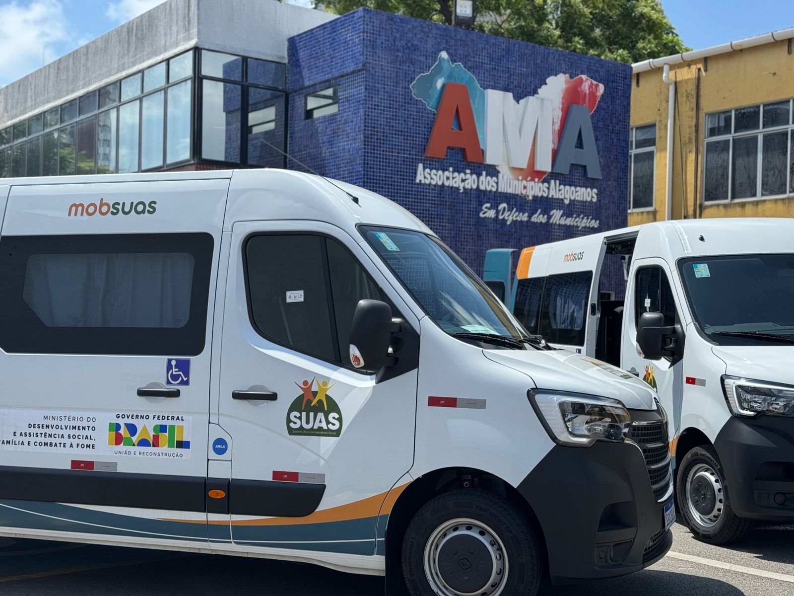 Governo Federal entrega vans do MobSuas para Palmeira dos Índios na sede da AMA Assistência social