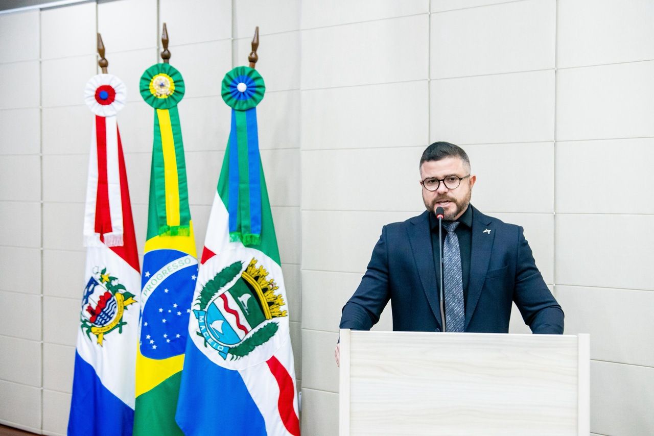 Thiago Prado protocola projeto de lei para remoção de estruturas irregulares em espaços públicos de Maceió