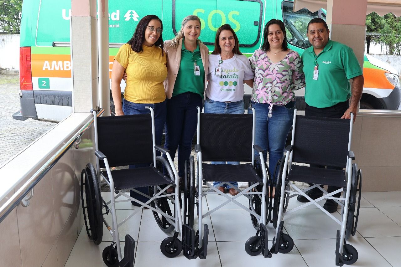 Unimed Maceió doa cadeiras de rodas do projeto “Eu Ajudo na Lata”