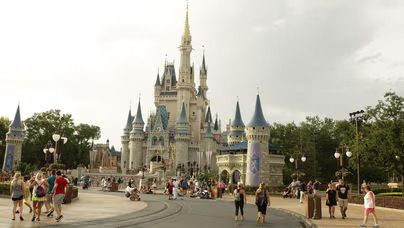 Ex-funcionário da Disney é preso por filmar visitante por debaixo do vestido