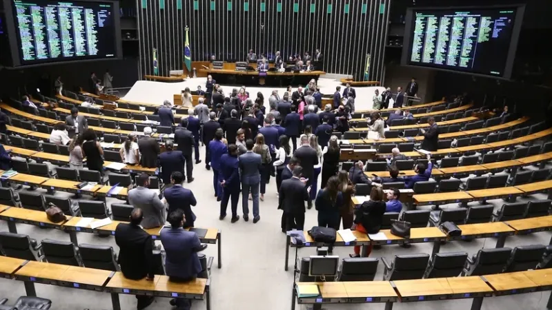 PEC da escala 6×1 pode entrar em urgência e deputados devem rifar projeto do Planalto