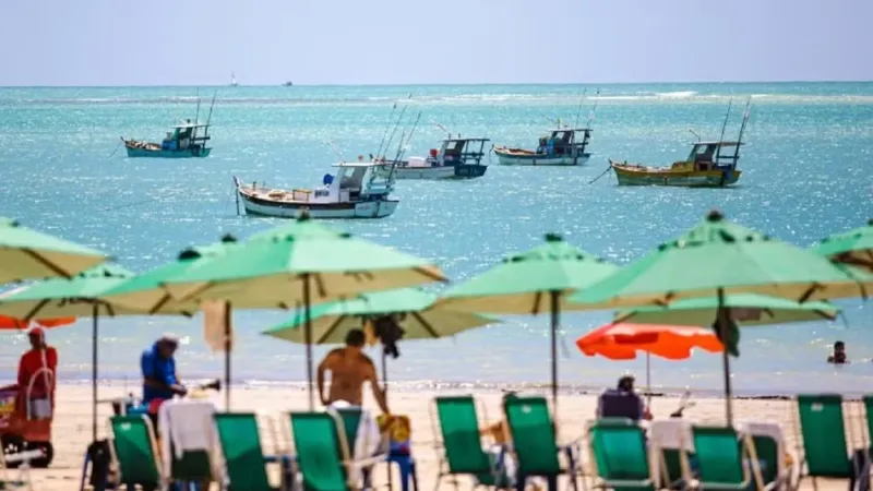 O que pode e o que não pode nas praias de Maceió: caixas de som, jogos, pets e lixo