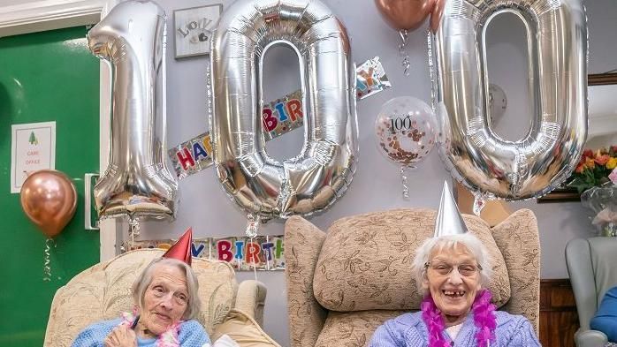 Gêmeas idênticas comemoram aniversário de 100 anos juntas na Inglaterra