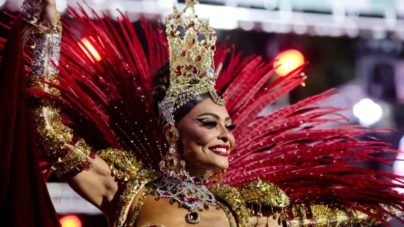 Em volta à Viradouro, Juliana Paes celebra homenagem a Mestre Ciça