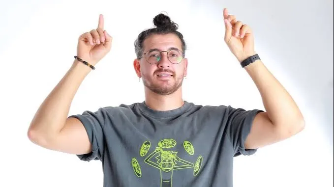 Transformando frustrações e dilemas em risadas, Afonso Padilha volta a Maceió com seu novo show