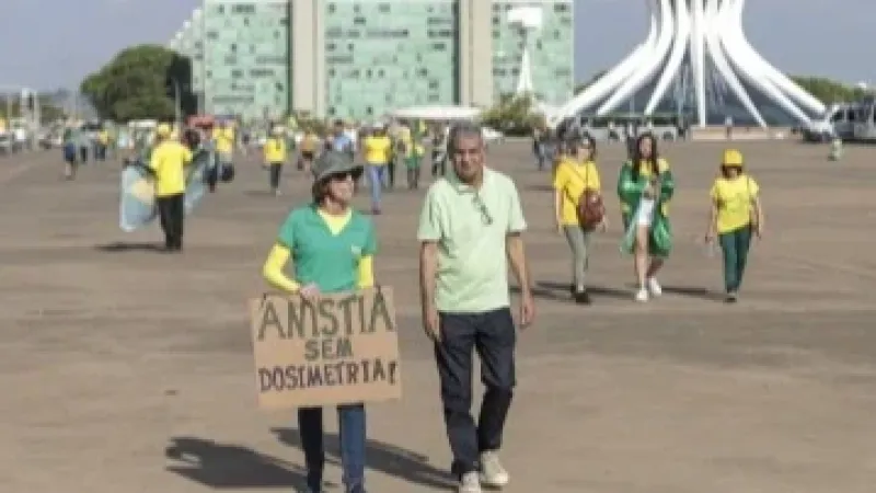 Manifestação pró-anistia reúne apoiadores de Bolsonaro na Esplanada