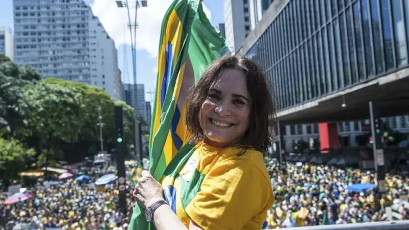 'País com que eu sonho', diz Regina Duarte sobre possível candidatura de Flávio Bolsonaro