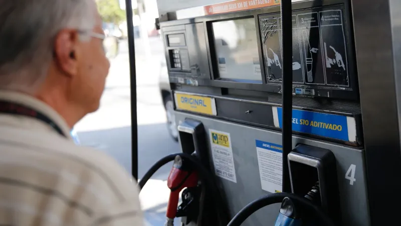 Governo prorroga por um mês subvenção de R$ 2,12 ao diesel