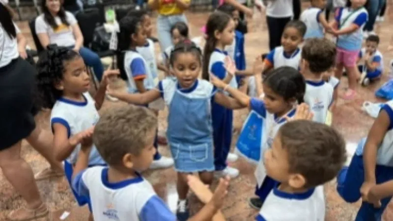 Espetáculo musical anima manhã de crianças da rede municipal na Bienal