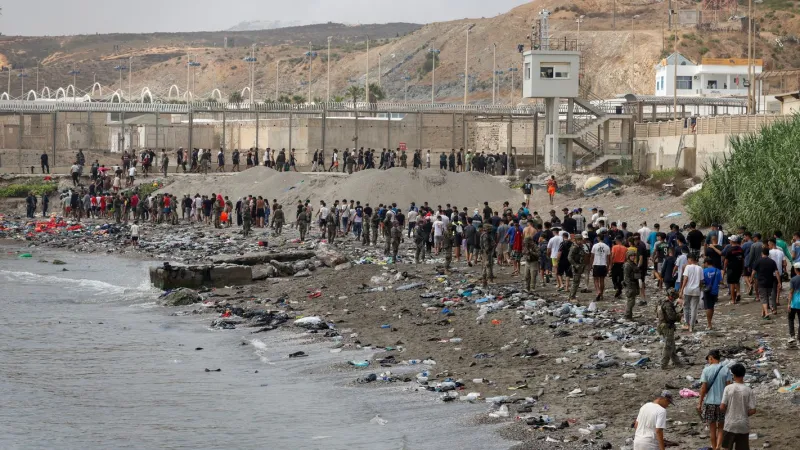 Espanha põe barreira flutuante em Ceuta após fluxo de imigrantes