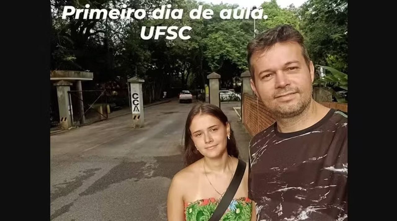 Pai leva filha até a sala em 1º dia de aula na universidade
