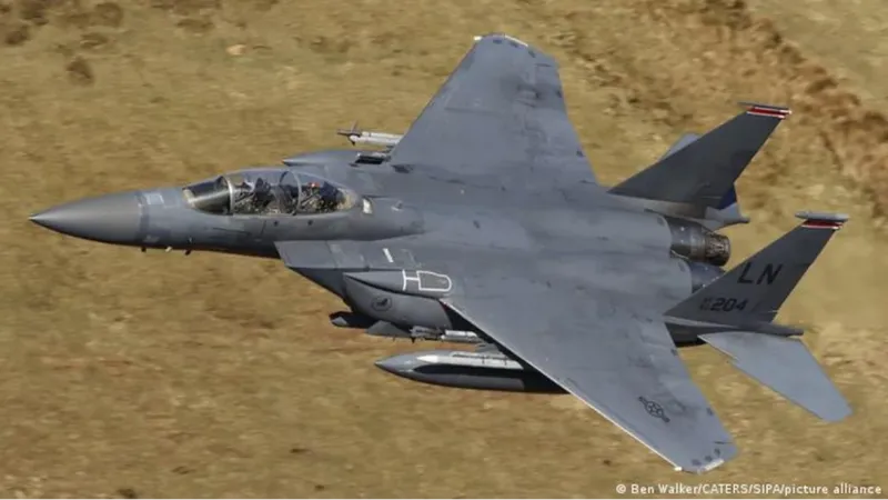 Tripulante é resgatado após Irã derrubar caça dos EUA