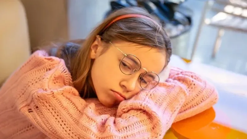 ‘Jet lag social’ afeta mais de 80% dos adolescentes, aponta estudo