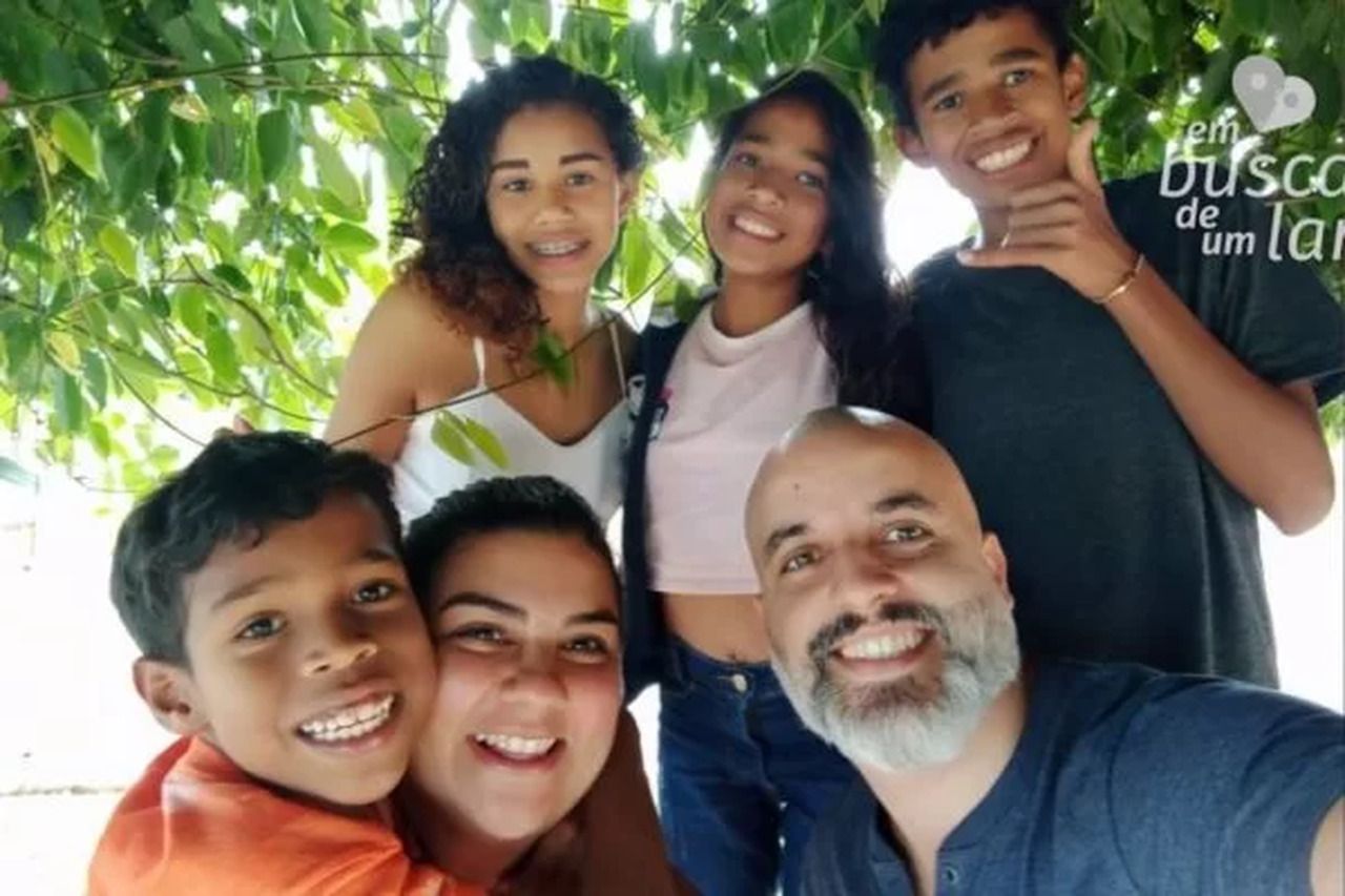 Casal do DF adota quatro irmãos adolescentes: “Sonho de ter uma família grande”