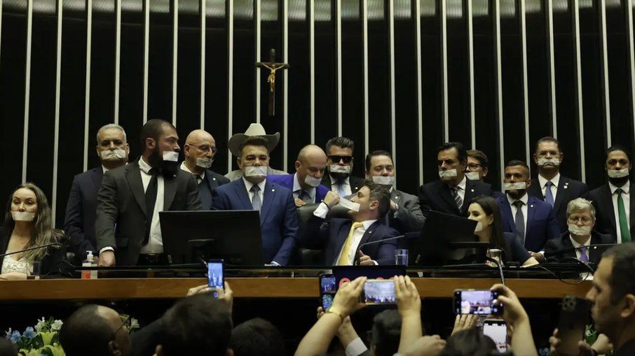 Deputados podem ser cassados por tumulto na Câmara?