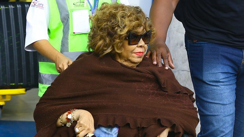 Alcione é flagrada de cadeira de rodas após passar por cirurgia delicada