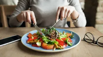 Exagerou na comida? Veja 5 dicas de como voltar à rotina após as festas