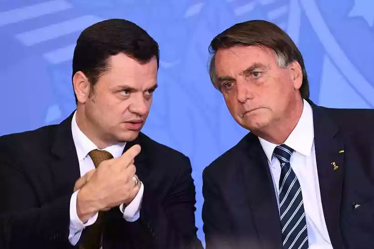Ex-ministro Anderson Torres fica em silêncio em depoimento