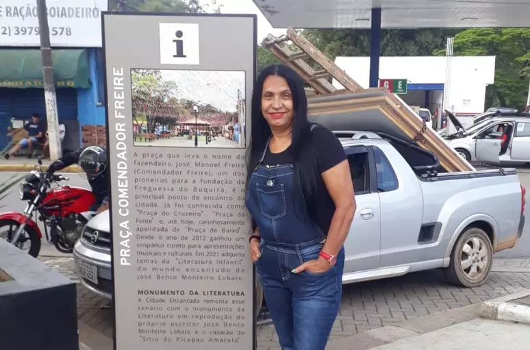 Diarista faz festa de aniversário após juntar moedas por 5 anos