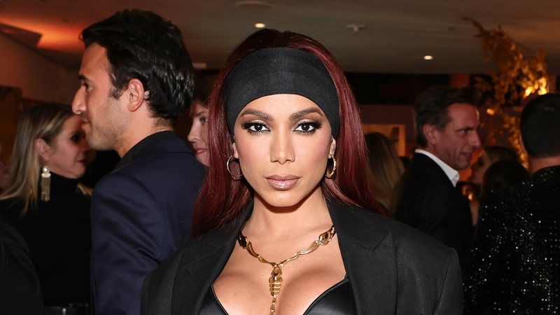Anitta escolhe look decotado para receber homenagem em Nova York
