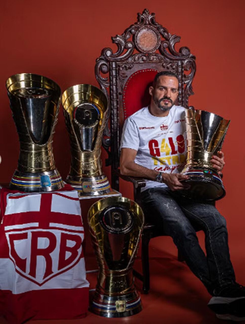 Tetra em AL, Anselmo Ramon se junta a 4 personagens históricos do CRB e posa com as taças