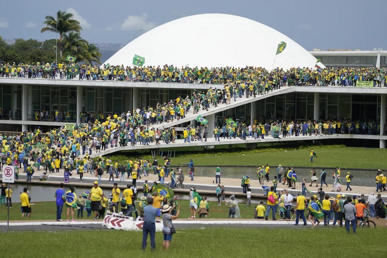 O dia em que bolsonaristas invadiram o Congresso, o Planalto e o STF