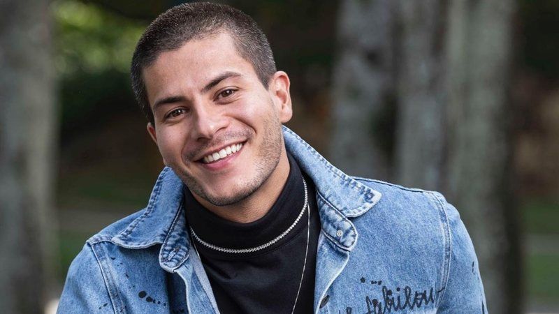 Arthur Aguiar fala de falta de convites para TV e revela sonho: 'Gosto muito'