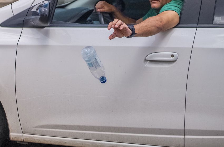 Arremessar objetos de veículos é uma infração de trânsito