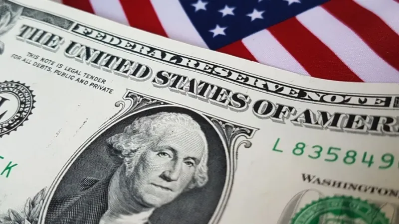 Dólar cai a R$ 5 com guerra e dados de inflação. Bolsa bate recorde