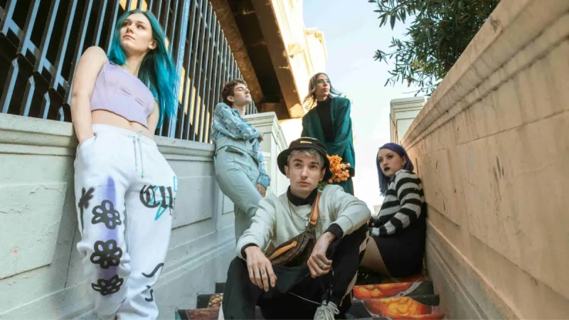 Telas, carreira e passividade derrubam frequência sexual da Geração Z, indica estudo