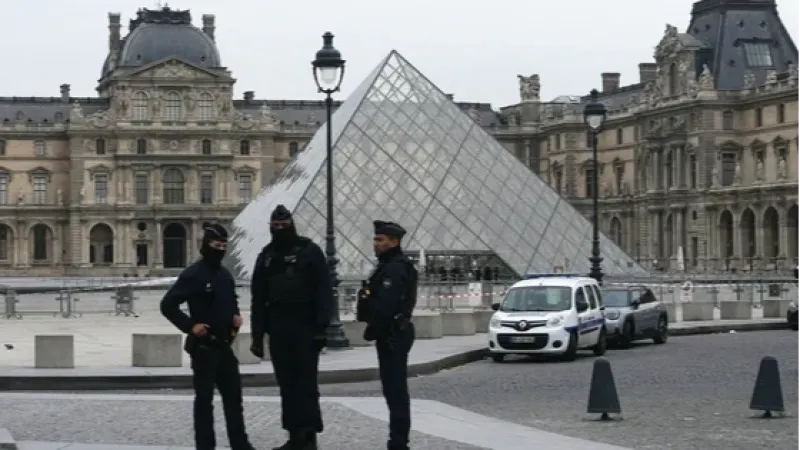Louvre permanece fechado após roubo de joias