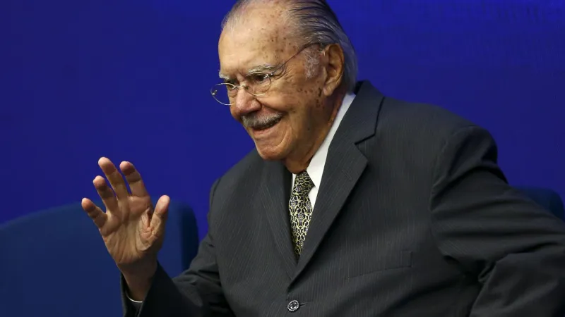 José Sarney recebe alta hospitalar após nove dias de internação