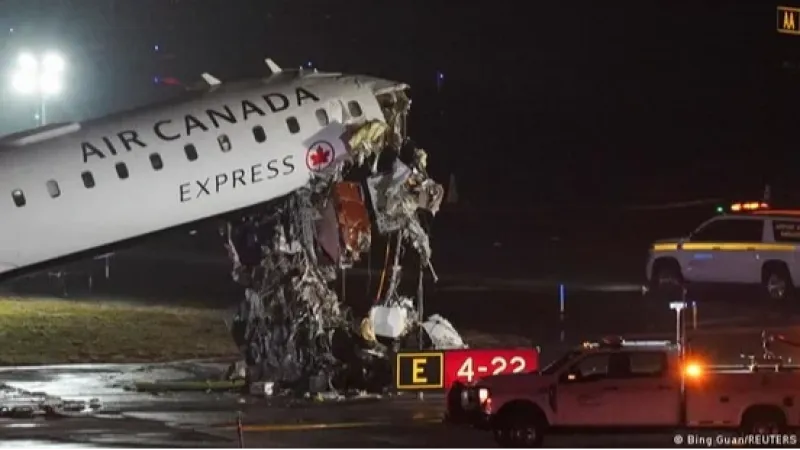 Avião bate em veículo na pista de aeroporto de Nova York
