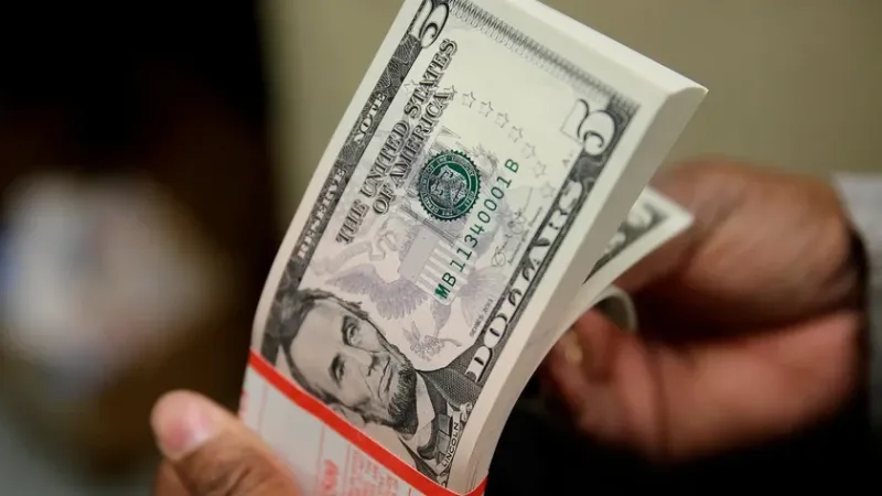 Dólar abaixo de R$ 5 é novo normal? Entenda o que esperar para o câmbio e fatores de risco