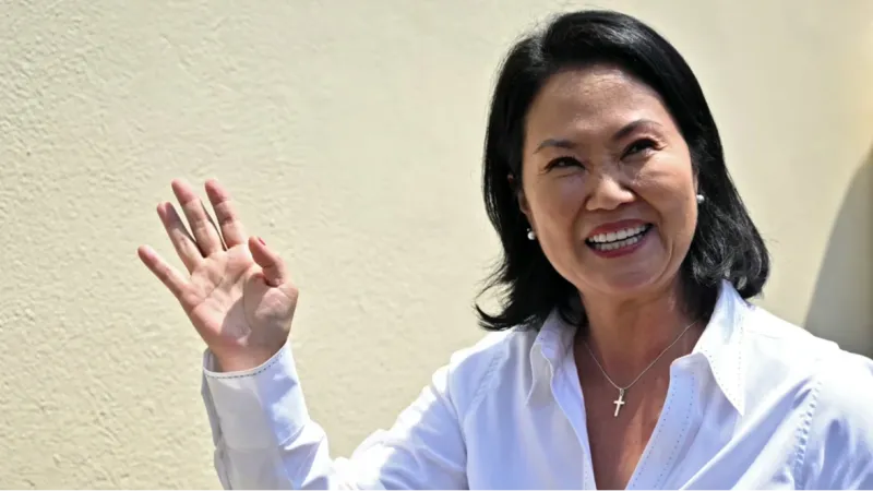 Keiko Fujimori comemora favoritismo para 2º turno no Peru