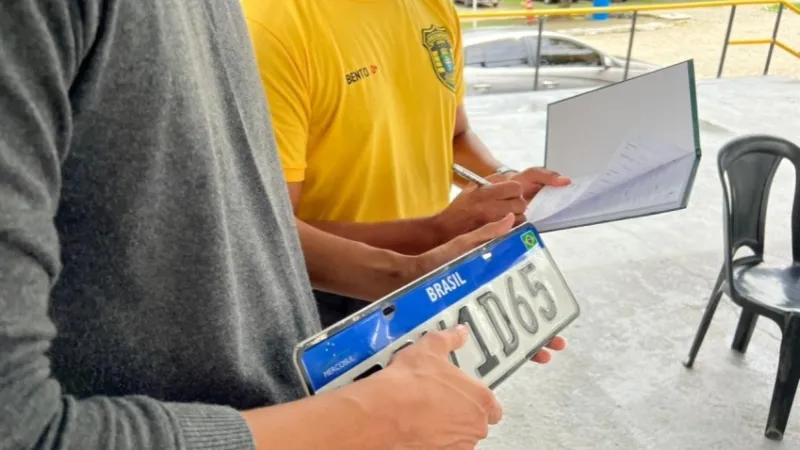 Saiba como recuperar placas de veículos perdidas durante as chuvas na capital