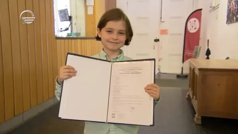 ‘Pequeno Einstein’: jovem de 15 anos conclui doutorado em física quântica