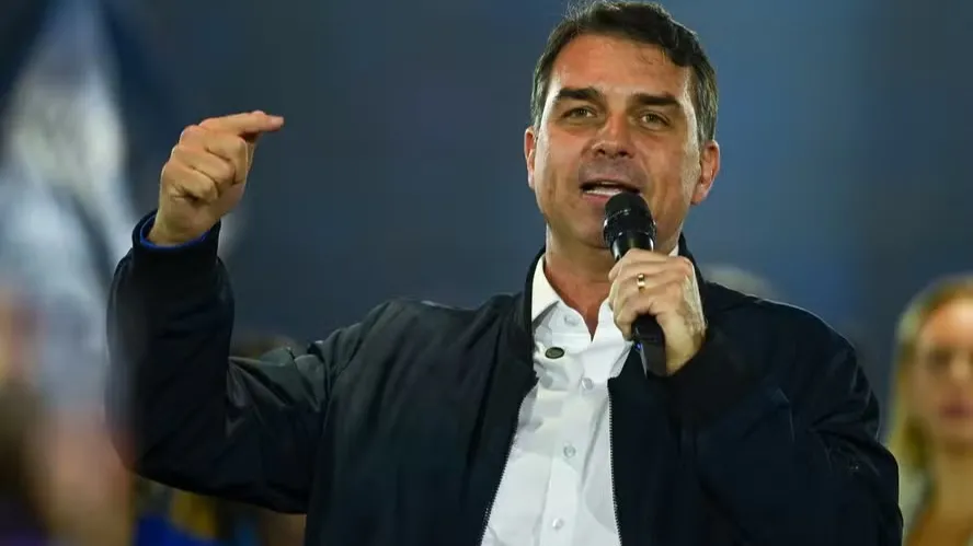 Flávio Bolsonaro pede ao TSE que Lula seja proibido de usar discurso na ONU em campanha
