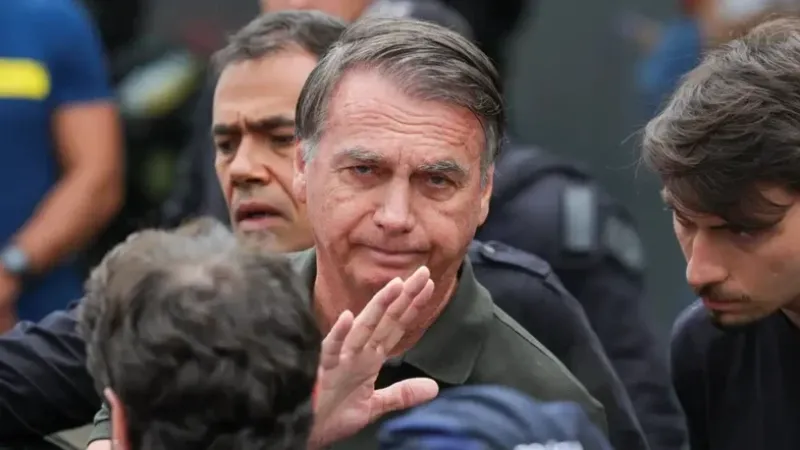 Moraes autoriza cirurgia abdominal de Bolsonaro no Natal