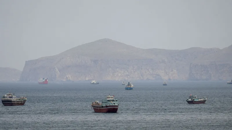 Navios já navegam pelo Estreito de Ormuz sob plano de retirada da ONU