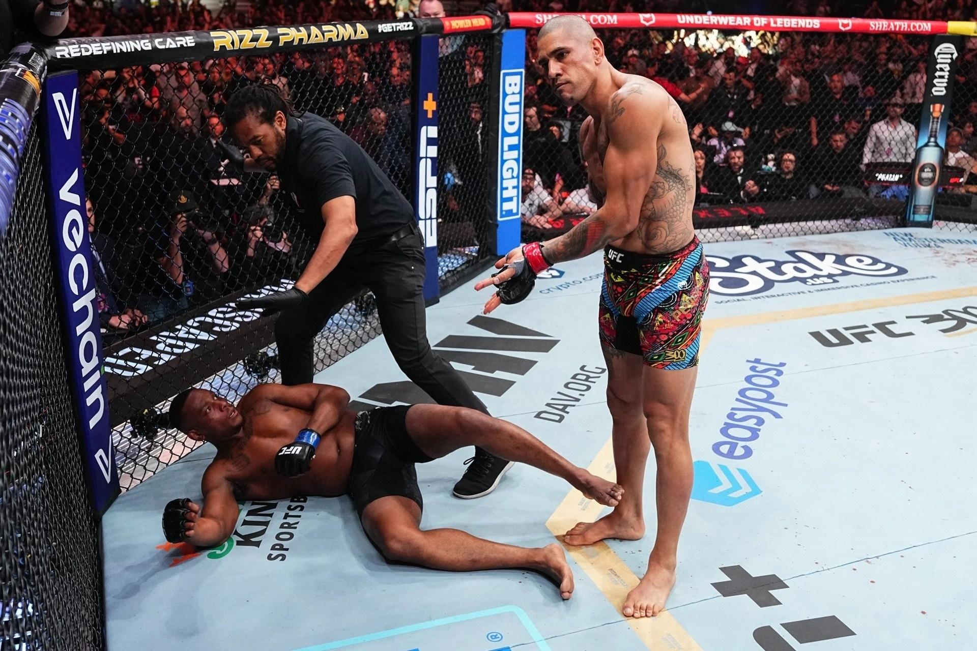 UFC 300: Poatan nocauteia Jamahal Hill no primeiro round e pede vaga no UFC Rio