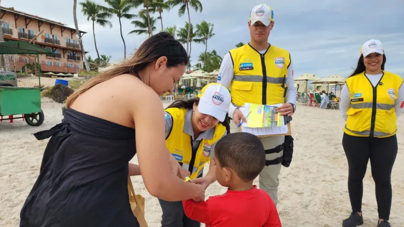 Ronda no Bairro intensifica distribuição de pulseiras de identificação nas praias de Maceió e do Francês
