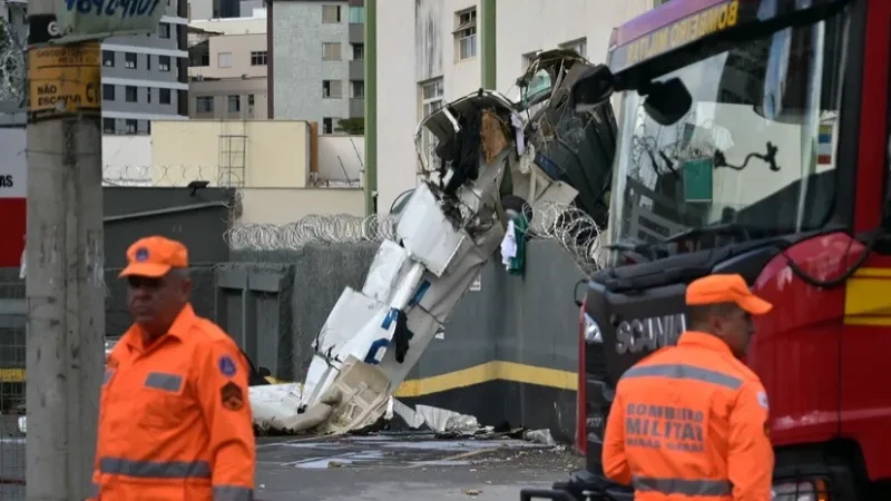 Avião de pequeno porte bate em prédio e cai em BH; três pessoas morrem