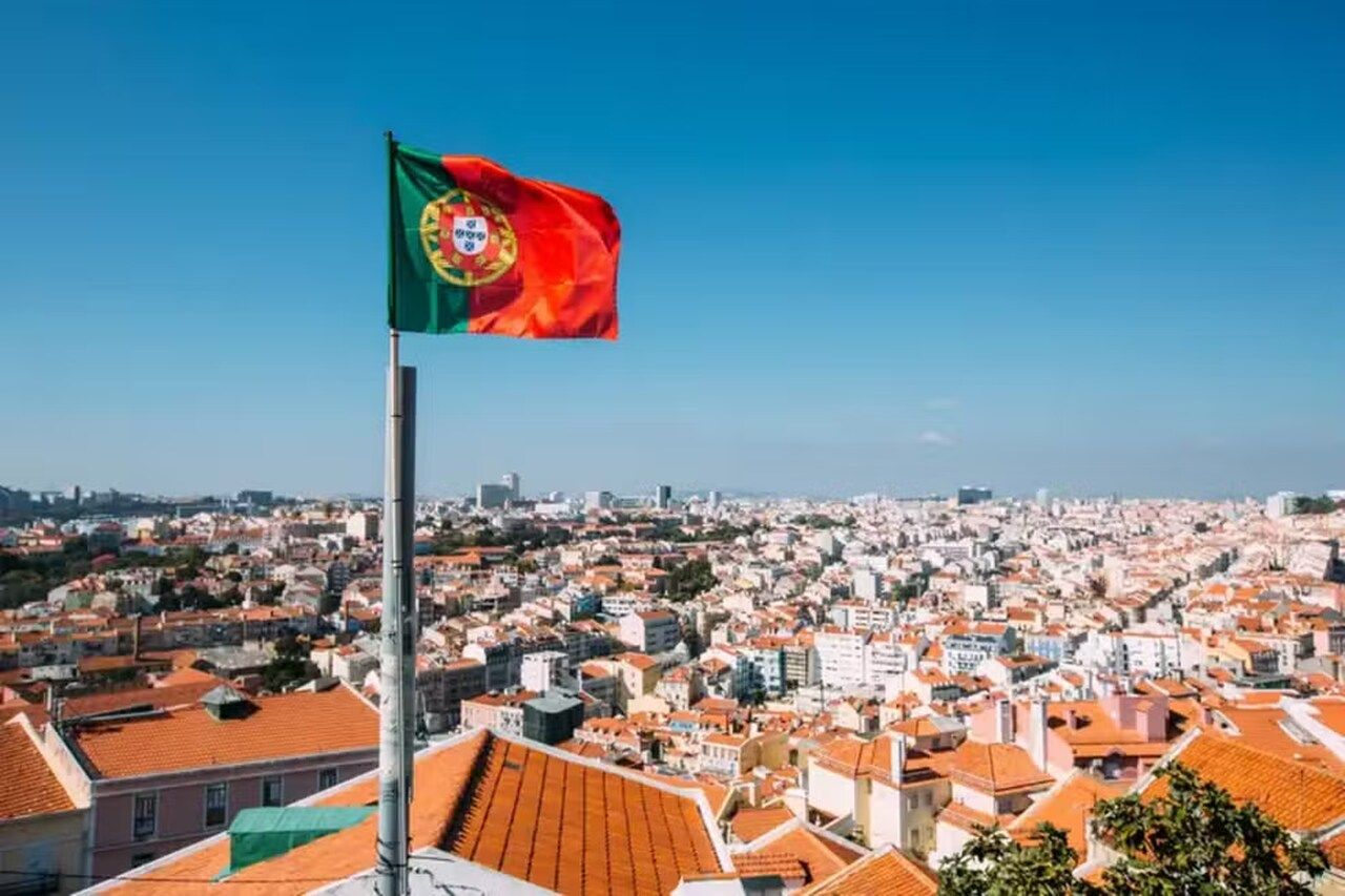 Por que Portugal vai notificar milhares de imigrantes, incluindo brasileiros, para que deixem o país