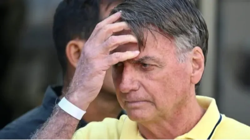 Defesa de Bolsonaro solicita cuidador para prisão domiciliar