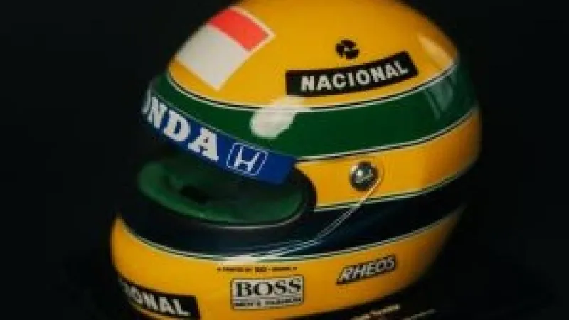 Ayrton Senna ganha homenagem em miniatura oficial de capacete da vitória no GP Brasil